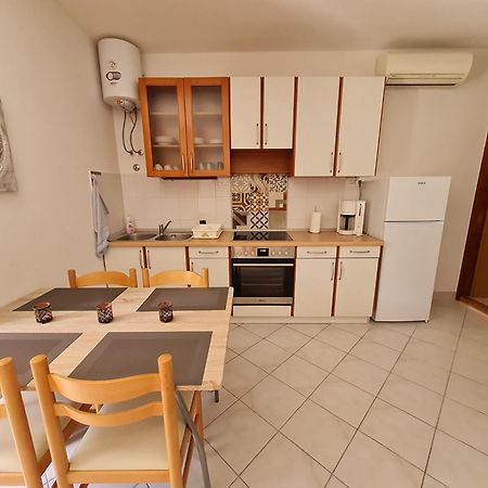 Vila Maslina Apartments Mit Pool Und Garten Nahe Am Strand Tucepi Bilik gambar