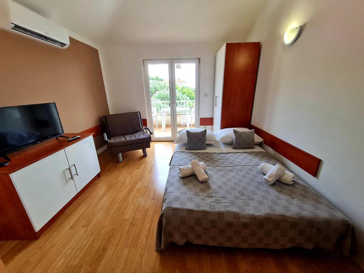 Vila Maslina Apartments Mit Pool Und Garten Nahe Am Strand Tucepi Luaran gambar