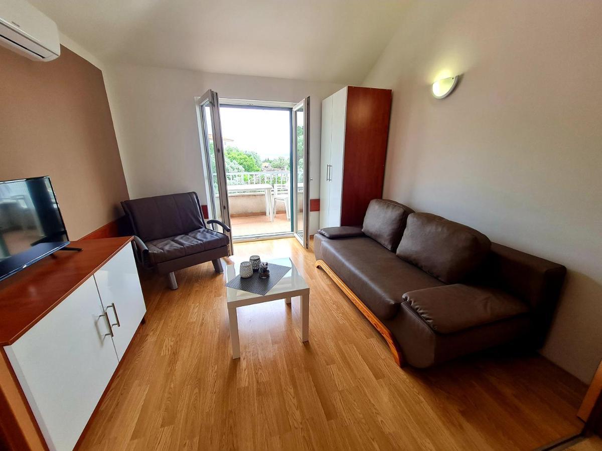Vila Maslina Apartments Mit Pool Und Garten Nahe Am Strand Tucepi Luaran gambar