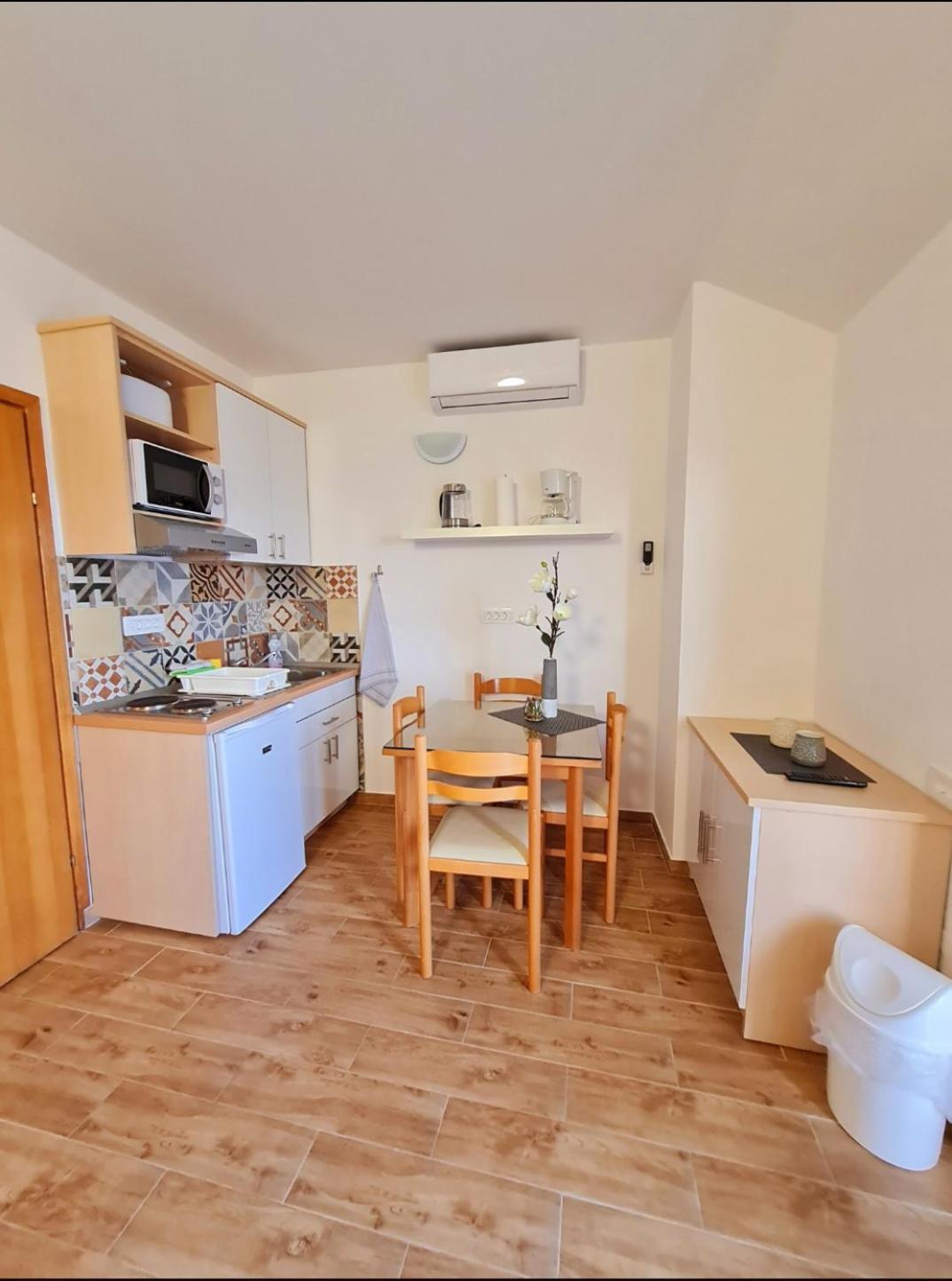 Vila Maslina Apartments Mit Pool Und Garten Nahe Am Strand Tucepi Bilik gambar