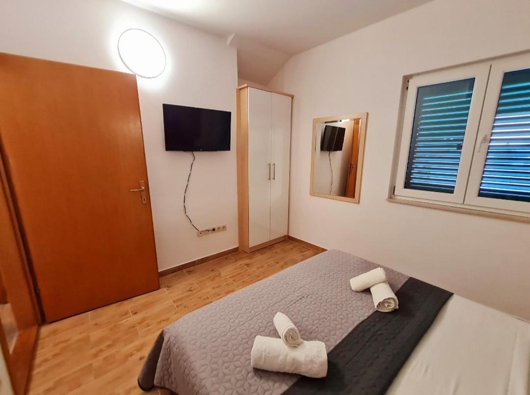 Vila Maslina Apartments Mit Pool Und Garten Nahe Am Strand Tucepi Bilik gambar