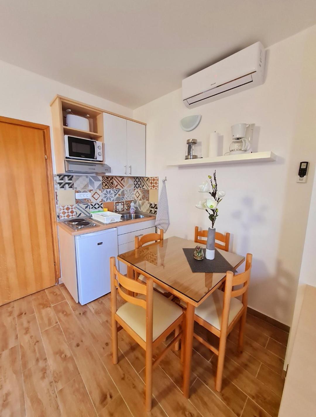Vila Maslina Apartments Mit Pool Und Garten Nahe Am Strand Tucepi Bilik gambar