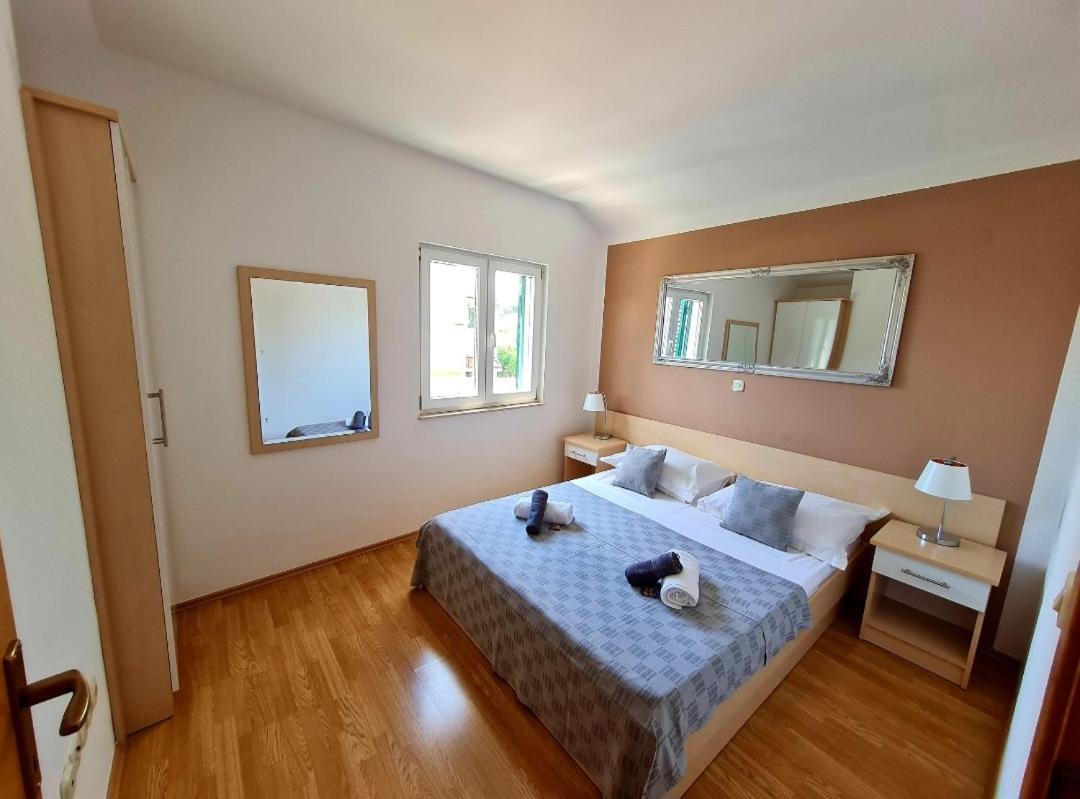 Vila Maslina Apartments Mit Pool Und Garten Nahe Am Strand Tucepi Bilik gambar