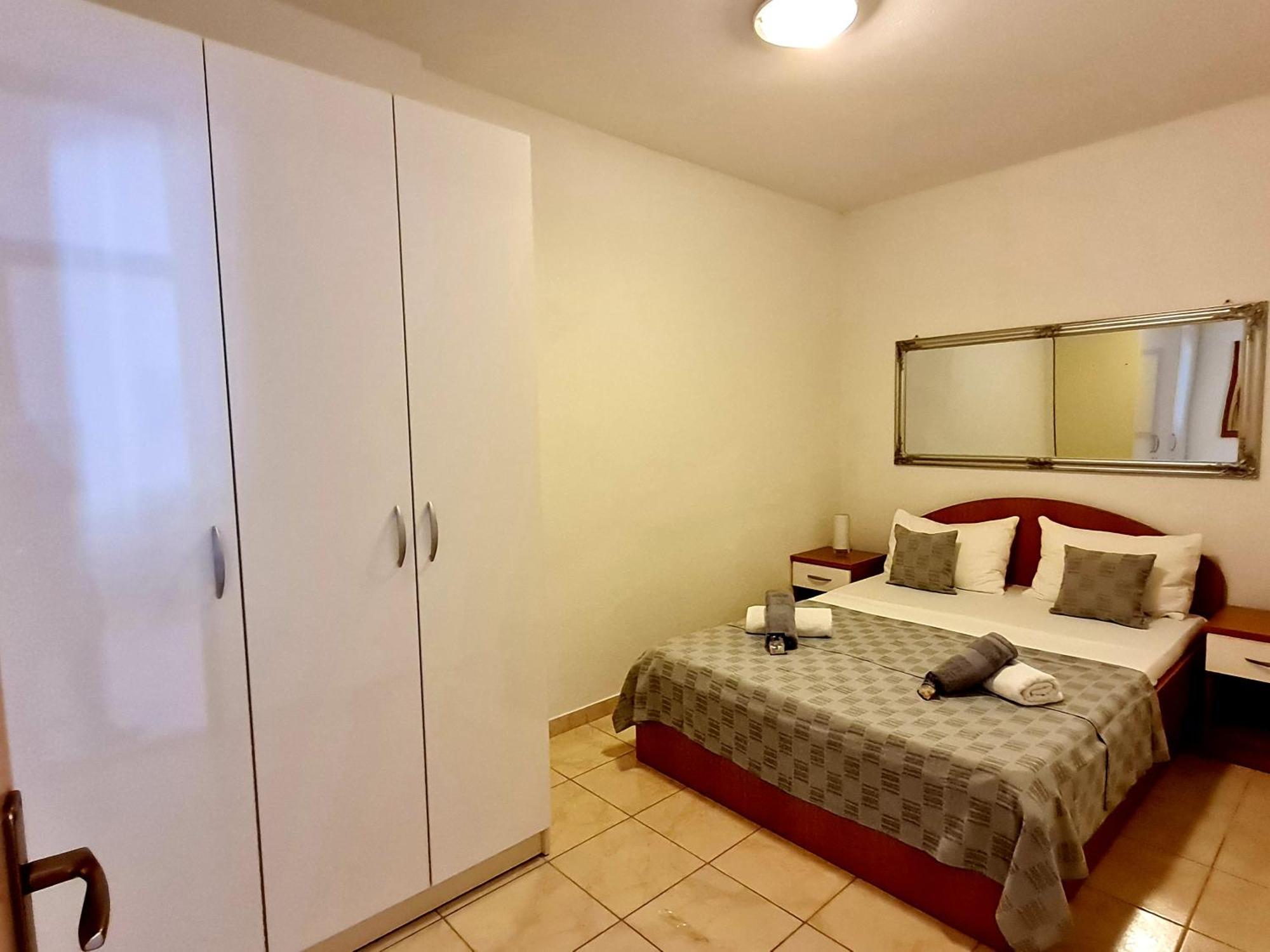 Vila Maslina Apartments Mit Pool Und Garten Nahe Am Strand Tucepi Bilik gambar
