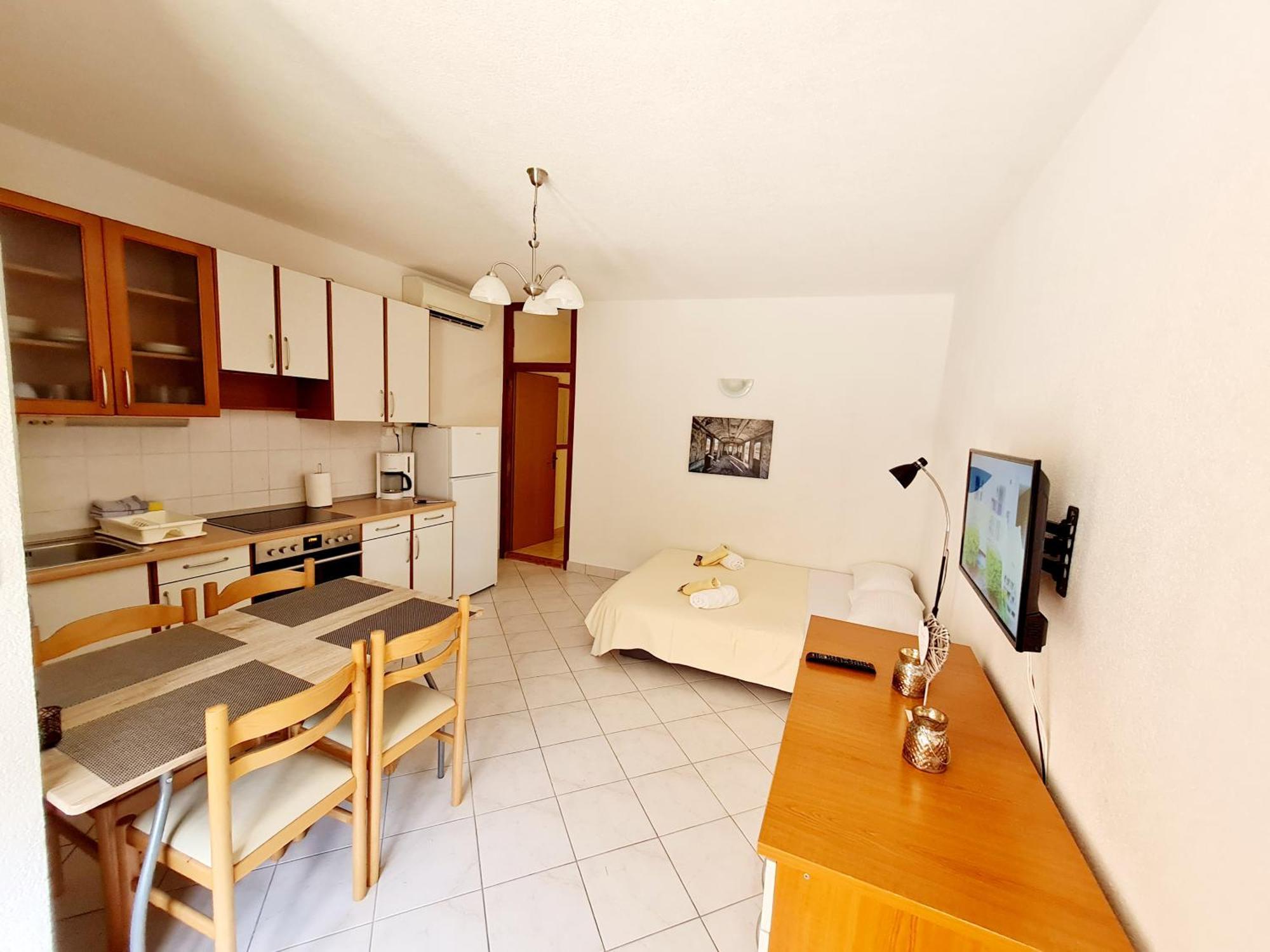 Vila Maslina Apartments Mit Pool Und Garten Nahe Am Strand Tucepi Bilik gambar