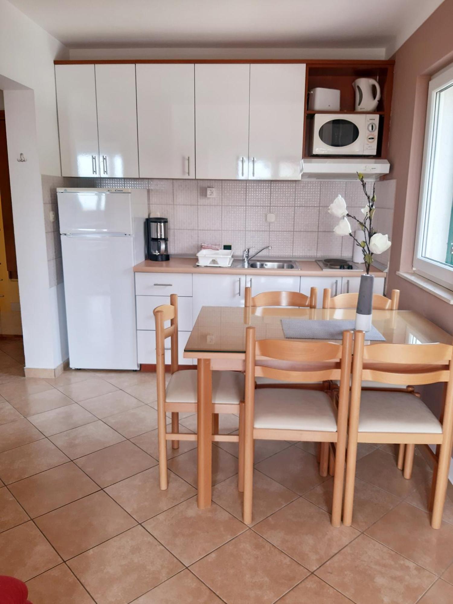 Vila Maslina Apartments Mit Pool Und Garten Nahe Am Strand Tucepi Bilik gambar