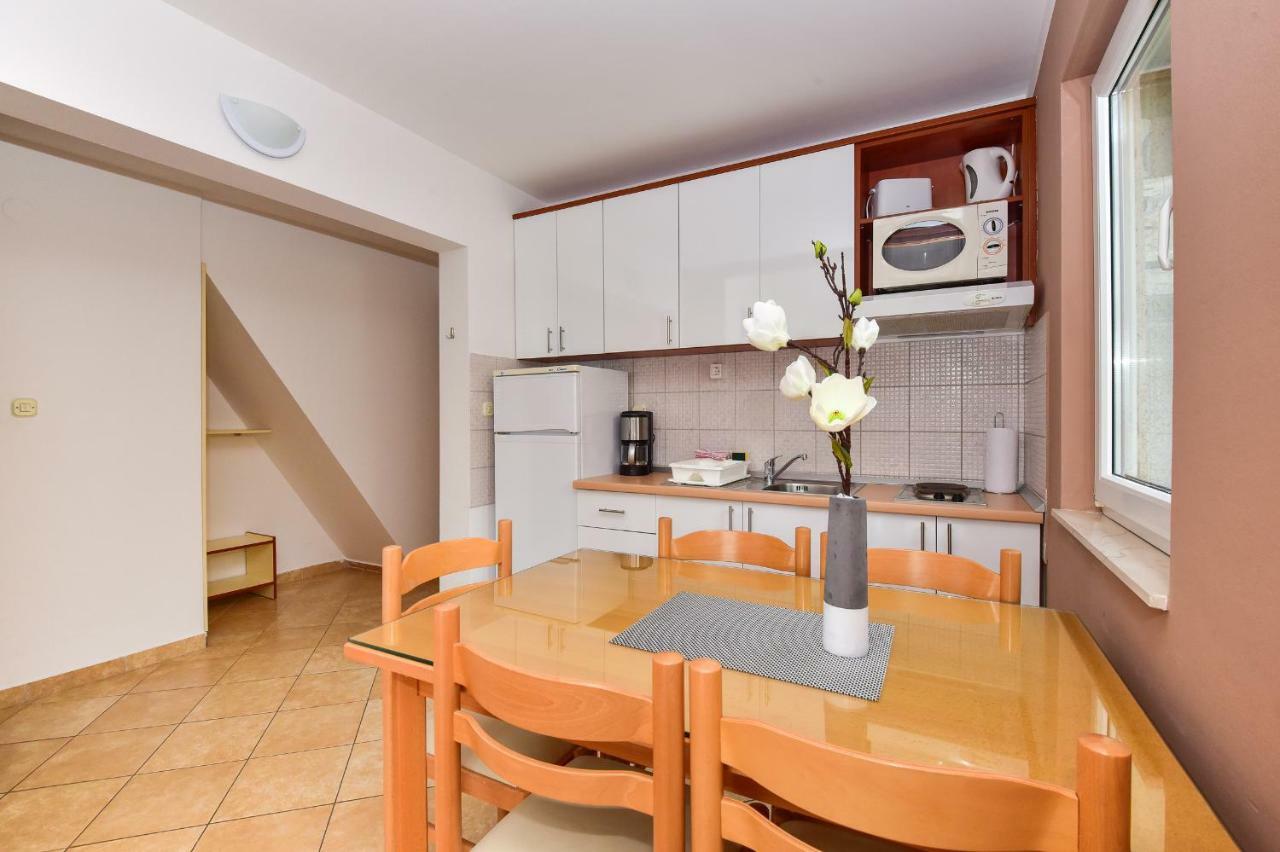Vila Maslina Apartments Mit Pool Und Garten Nahe Am Strand Tucepi Luaran gambar