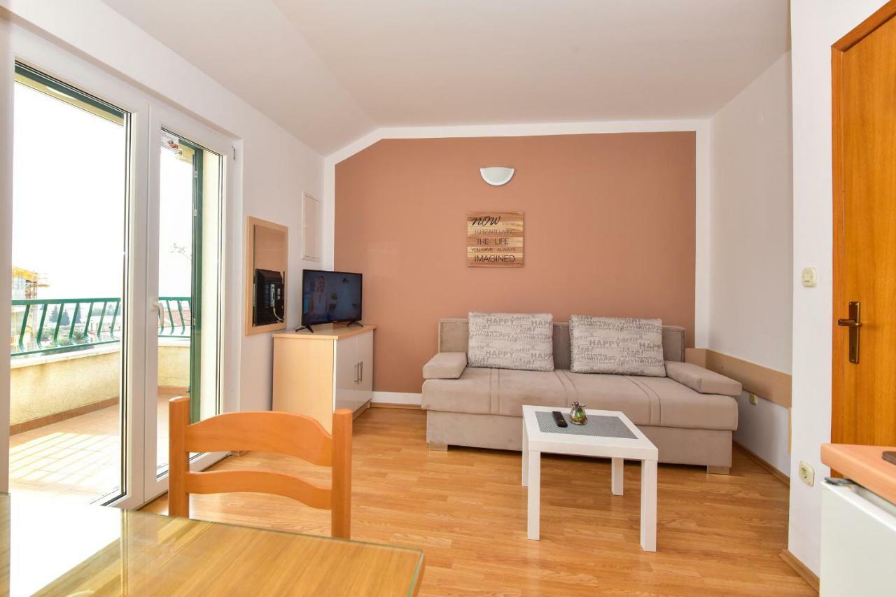 Vila Maslina Apartments Mit Pool Und Garten Nahe Am Strand Tucepi Luaran gambar