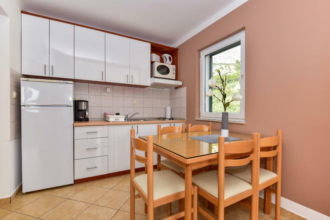 Vila Maslina Apartments Mit Pool Und Garten Nahe Am Strand Tucepi Luaran gambar